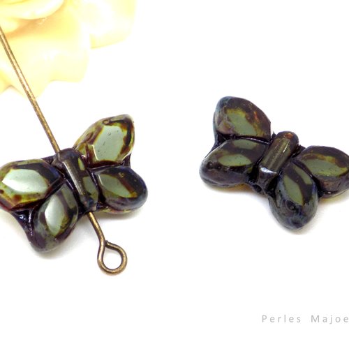 Perle tchèque papillon, verre pressé, translucide, divers tons marron, vert, patine, 20 x 12 mm, lot de 2, rf02