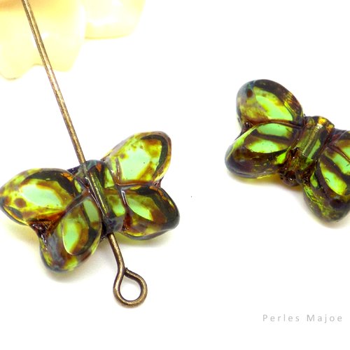 Perle tchèque papillon, verre pressé, translucide, tons vert, reflets marron, patine, 20 x 12 mm, lot de 2, rf01