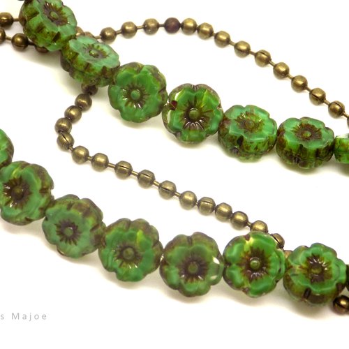 Perle tchèque fleur hawaïenne, semi translucide, verre pressé, verte, patine, diamètre 8 mm, lot de 8