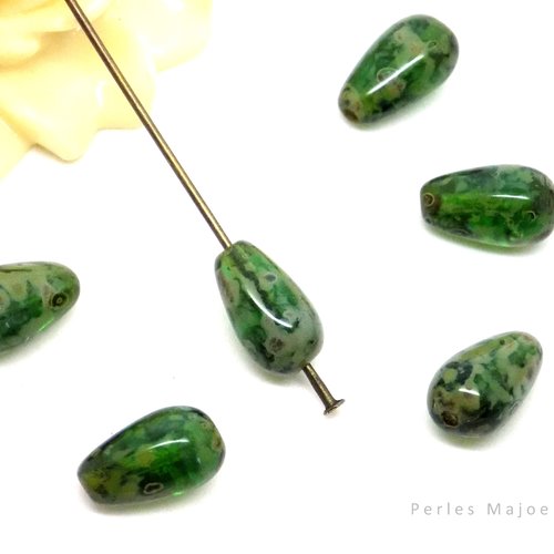 Perle tchèque goutte, translucide, verre pressé, divers tons vert, 9 x 6 mm, lot de 10