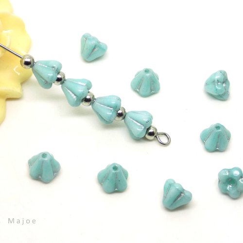 Perles tchèques petites clochettes, fleur, verre pressé, bleu clair, incrustation argentée, 6 x 4 mm, lot de 10