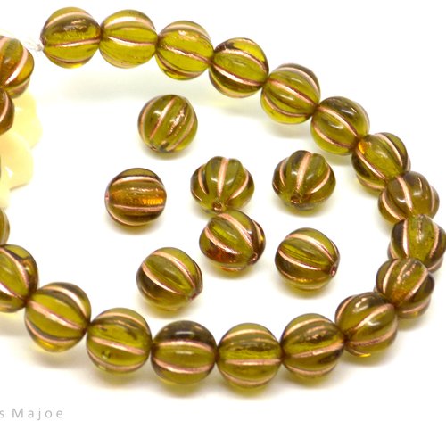 Perles tchèques melons, rondes, verre pressé, translucide, vert olive, cuivrée, patine, 8 mm, lot de 10
