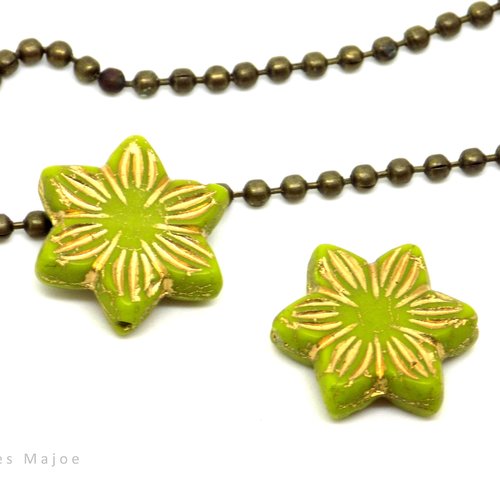 Perle tchèque fleur, étoile, verre opaque, vert anis, incrustation dorée métallisée, 17 mm lot de 2