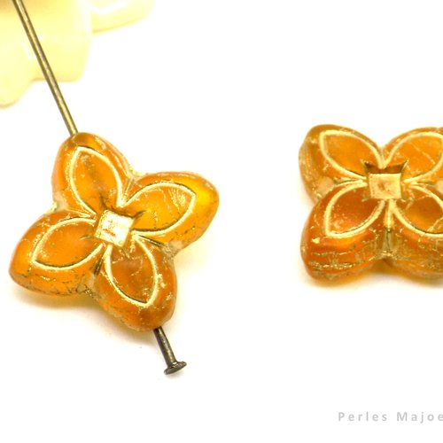Perles tchèques fleur lys, verre pressé, translucide, tons ambre, orange, patine or antique, 17 mm, lot de 2