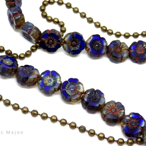 Perle tchèque fleur hawaïenne, verre pressé, semi translucide, bleu roi, contour et incrustation cuivrée, diamètre 8 mm, lot de 8