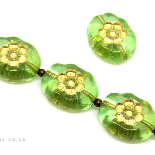 Perles tchèques ovales, fleur, sculptées, verre pressé translucide, vert clair, incrustation dorée, 14 x 11 mm, lot de 4