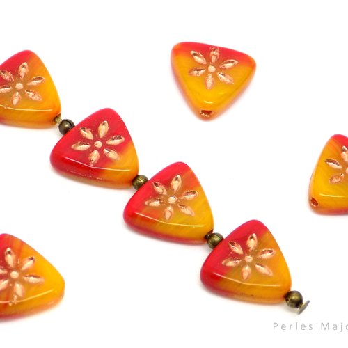 Perle tchèque triangle avec fleur, verre pressé, tons rouge, marron orangé, incrustation et patine cuivrées, antique, 10 mm, lot de 10