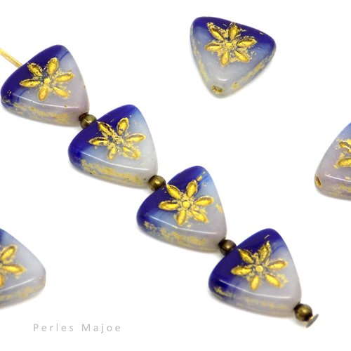 Perle tchèque triangle avec fleur, verre pressé, tons bleu roi, blanc grisé, incrustation et patine or antique, 10 mm, lot de 10