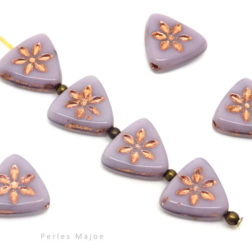 Perle tchèque triangle avec fleur, verre pressé, parme, incrustation et patine cuivrées, 10 mm, lot de 10