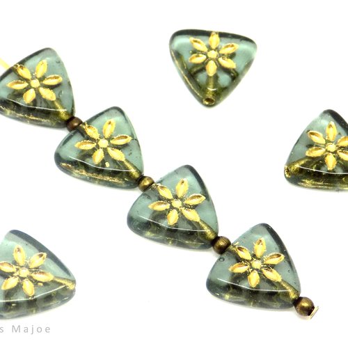 Perle tchèque triangle avec fleur, verre pressé, translucide, tons vert sapin, or antique, 10 mm, lot de 10