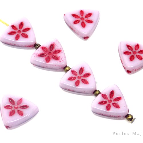 Perle tchèque triangle avec fleur, verre pressé, tons rose clair, fuschia, patine, 10 mm, lot de 10