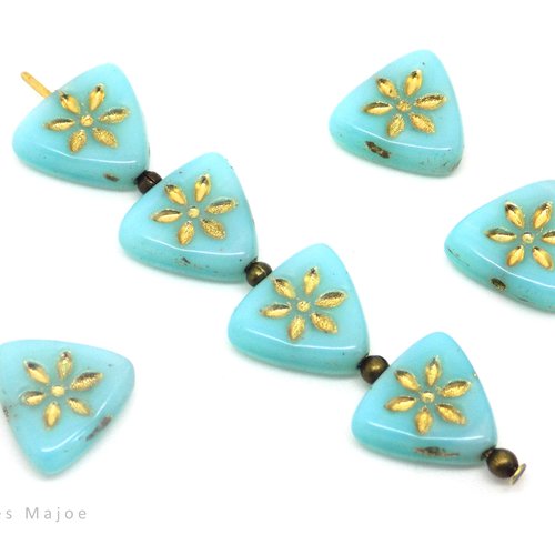 Perle tchèque triangle avec fleur, verre pressé, bleu clair, patine bronze antique, 10 mm, lot de 10