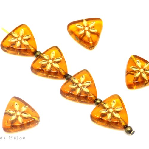Perle tchèque triangle avec fleur, verre pressé, translucide, tons ambre, or antique, 10 mm, lot de 10