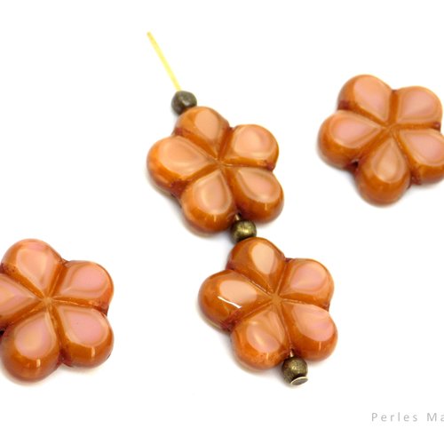 Perle tchèque fleur, 5 pétales, verre pressé, brillant, rose saumon, contour marron clair, 17 mm, vendue par lot de 2 ou 4