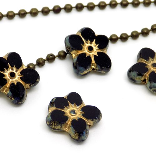 Perle tchèque fleur, verre pressé, coupé table, noir, contour gris, incrustation or antique, 14 x 12 mm, lot de 4