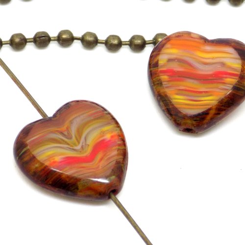 Perle tchèque coeur, verre pressé, divers tons rouge, marron, vert, blanc, 16 x 15 mm, lot de 2
