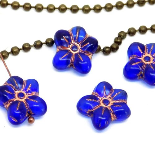 Perles tchèques fleur bleu marine, translucide, en verre pressé , incrustation cuivrée, patine, dimensions 14 x 12 mm lot de 4