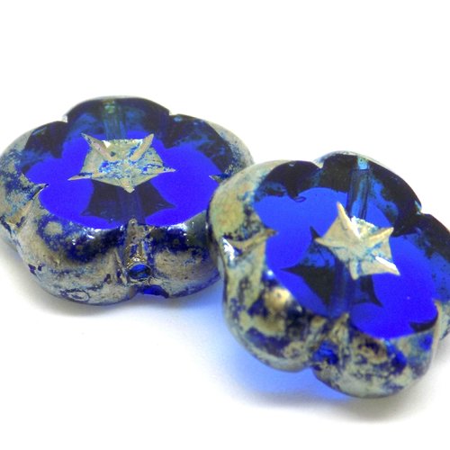 Perle tchèque fleur, translucide, verre pressé, bleu marine, incrustation et contour argent effet antique, patine, 14 mm, lot de 2