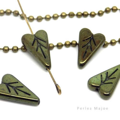 Perle tchèque feuille, coeur, triangle, verre pressé, vert foncé, effet métallique, patine, 6 x 11 mm, lot de 4