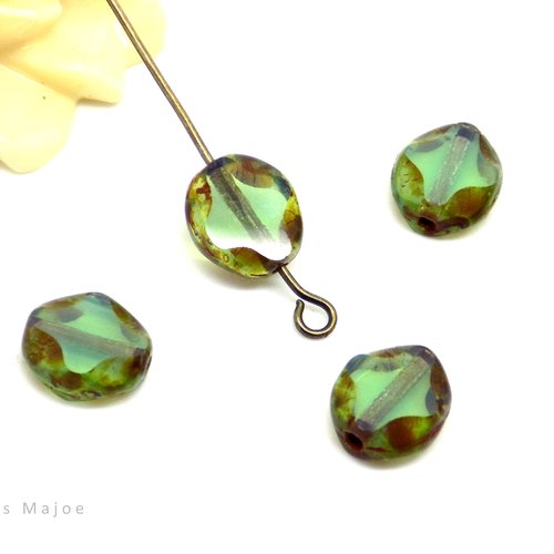 Perles tchèques ovales, croix, verre pressé, translucide, tons vert, marron, patine, 9 x 8 mm, lot de 6