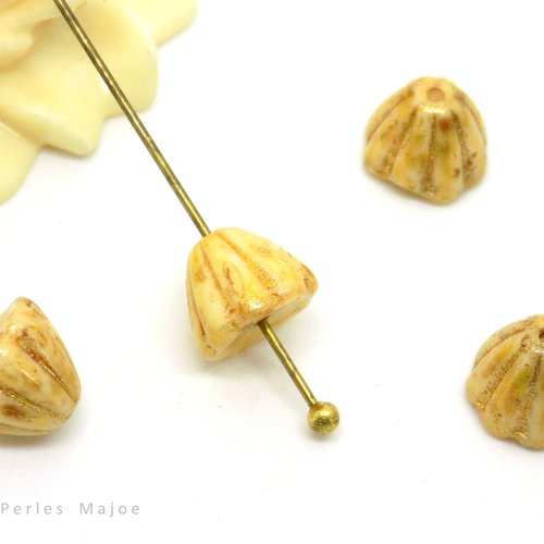 Perles tchèques coupole, fleur, opaque, verre pressé, tons beige, ocre, mordoré, patine, 9 x 7 mm, lot de 4