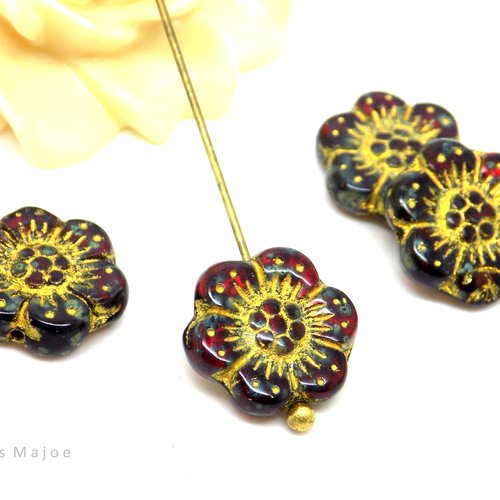 Perle tchèque fleur boho, translucide, verre pressé, divers tons rouge, vert foncé, or antique, 14 mm, vendue par lot de 2 ou 4