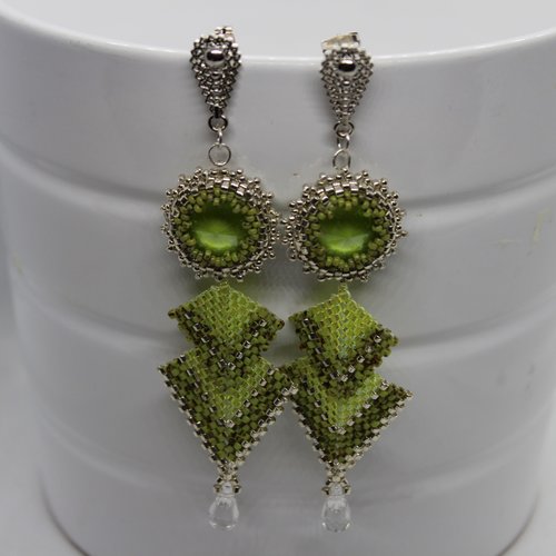 Boucles d'oreilles longues en perles de rocaille et cabochon cristal  autrichienne  dégradé vert  "charme"