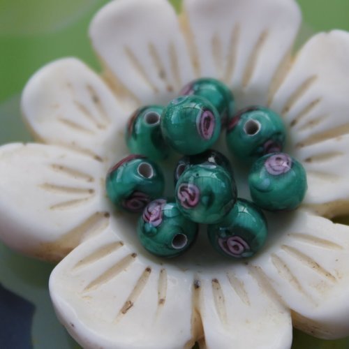 20 perles indiennes fleuries vertes 6 mm