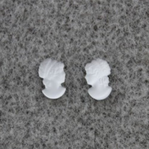 1 paire de mini cabochons "camee" en 3d en verre tchèque de 8x5 mm white opal