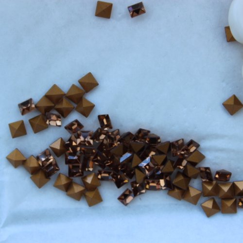10 cabochons carrés swarovski 4 mm light smoked topaz gold (4401)