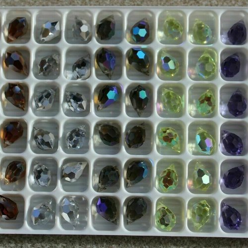 1 tablette de 72 pendants-gouttes en cristal tcheque 10x6 mm - 7 couleurs