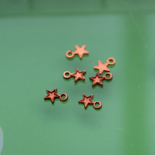 50 petites étoiles breloques 4 mm