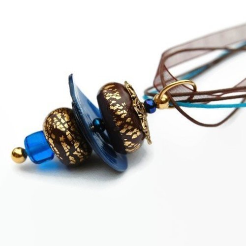 Collier pendentif  bleu saphir et or, nacre et pâte polymère monté viel or et collier organza