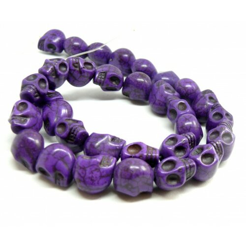 1 fil d'environ 30 perles intercalaires, pendentif crane , howlite, turquoise reconstituées 10 par 12mm couleur violet