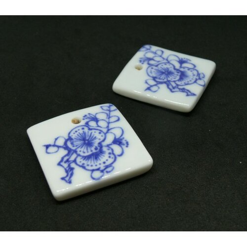 Ref c lot 1 pendentif céramique fait main carré avec fleur bleue 35 mm