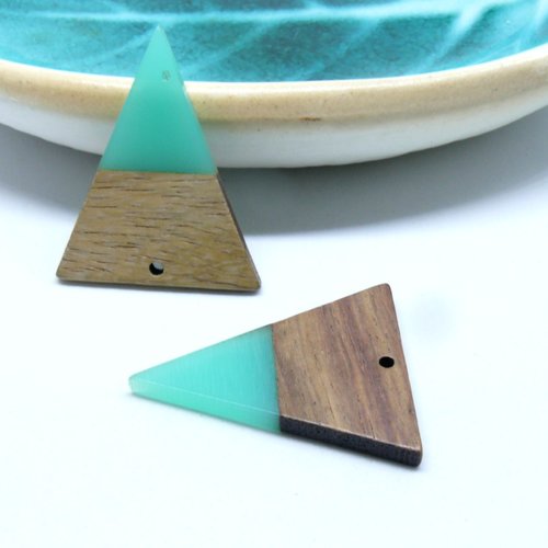 Ht035-06b pax 1 pendentif triangle en bois et résine vert 37.5mm