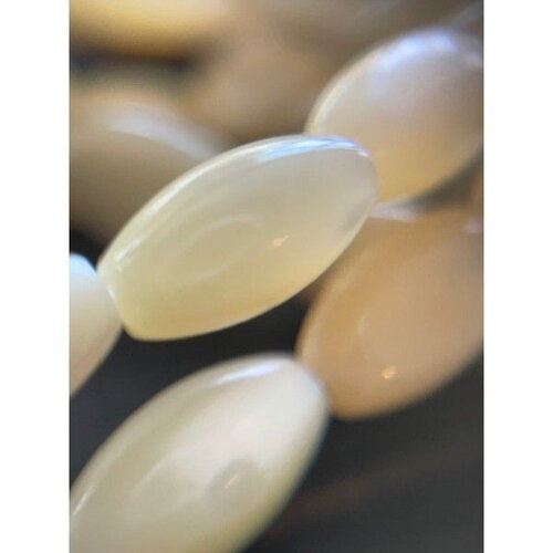 Bu11220214124714  lot de 20cm environ 23 perles nacre oblong forme grain de riz  5 par 9 mm coloris beige crème