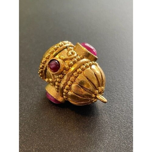 H11ch010 lot 1 pendentif talisman maharadja  20 par 18mm en laiton finition doré 24kt et rubis