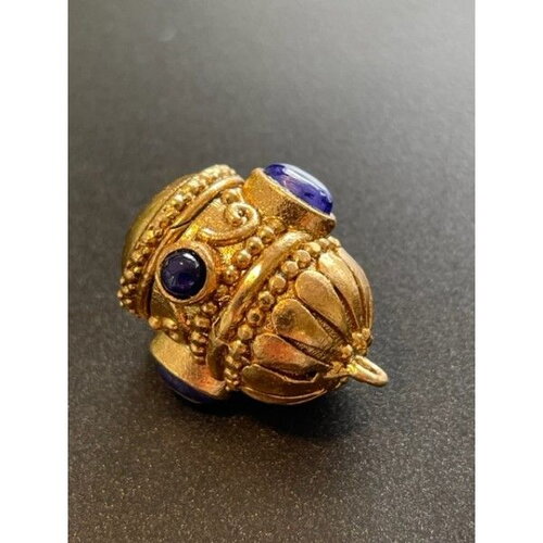 H11ch010 lot 1 pendentif talisman maharadja  20 par 18mm en laiton finition doré 24kt et saphir