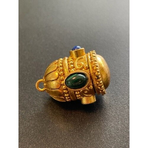 H11ch010 lot 1 pendentif talisman maharadja  20 par 18mm en laiton finition doré 24kt,  onyx vert et saphir