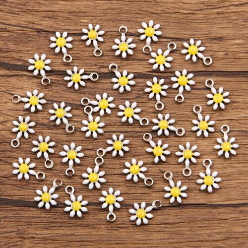 Ps11895465 pax 4 pendentifs fleur marguerite résine émaillé blanche 7mm en acier inoxydable 304 finition argenté