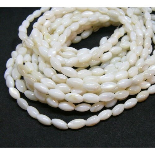 H11q024021 lot de 1/2 fil environ 25 perles nacre forme grain de riz 7 par 4 mm coloris blanc crème