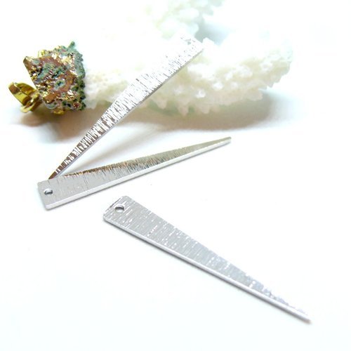 H11k35109p – lot de 2 pendentifs triangle strié 36.5 mm – laiton argenté – style graphique