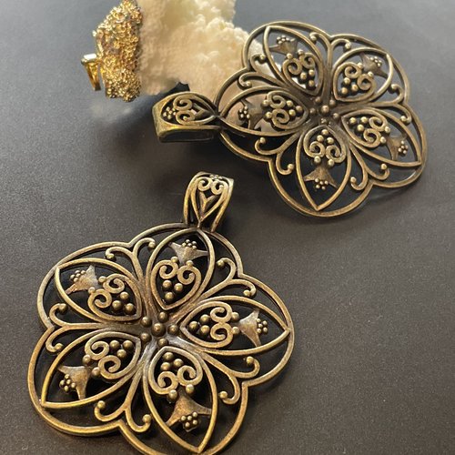 Ref. mmch223 – lot de 1 pendentif fleur 53mm – laiton finition bronze