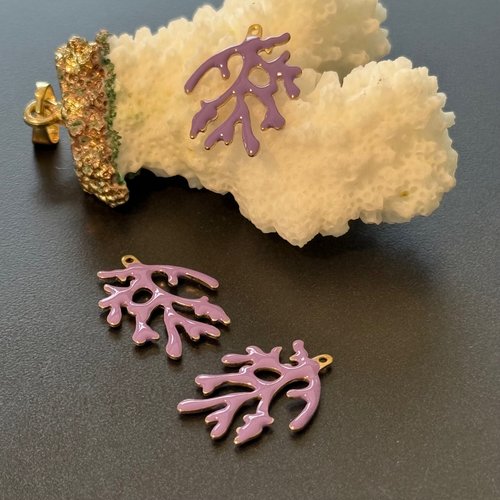 Ps11950080 – lot de 2 pendentifs, charms, branche de corail 20 x 15 mm – résine émaillée violet, laiton doré