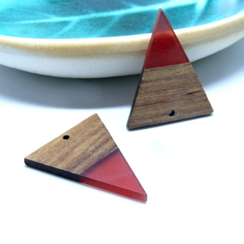 Ht035-06 pax 1 pendentif triangle en bois et résine rouge 37.5mm
