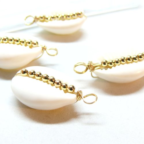 H11jf0227701 pax 4 pendentifs, coquillage cauri avec perles finition doré 25mm
