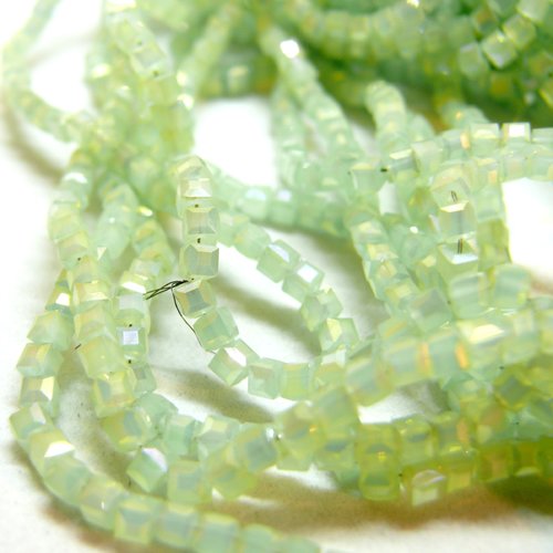 H11j133 lot 1 fil d'environ 185 perles, cube facettées 2.5mm, en verre coloris vert pastel irirsé fr02