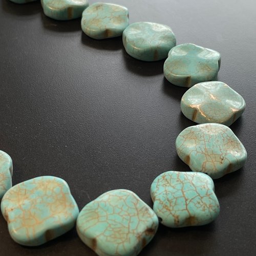 Lot de 6 perles forme fleur 20mm, howlite, coloris turquoise
