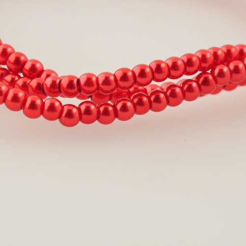 Petites perles nacrées couleur rouge rose en brin de 82 cm